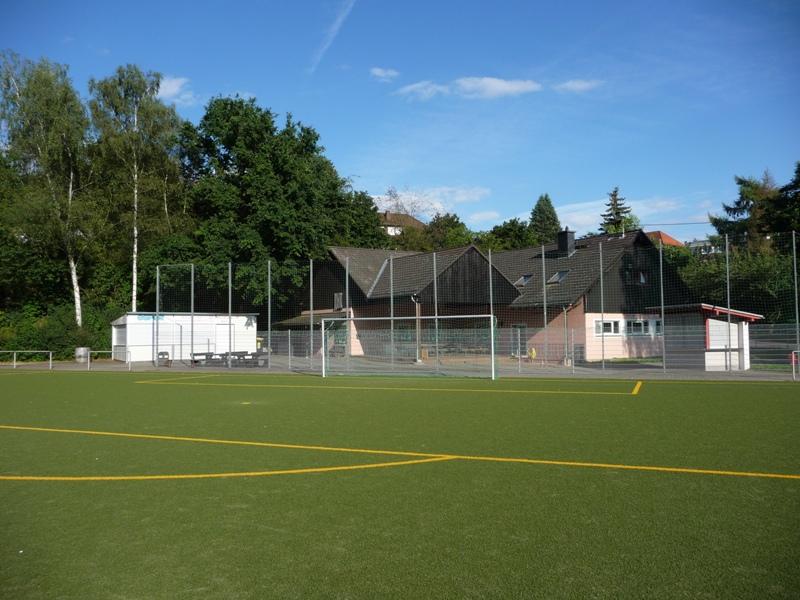 Das Vereinsheim mit Sportplatz im Jahr 2012