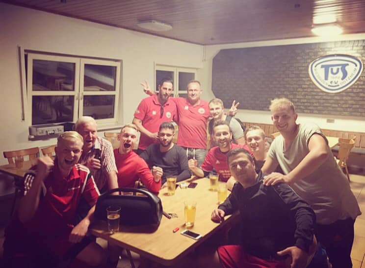 Unsere 1. Mannschaft feiert den Sieg auf der Dotzheimer Sportwoche