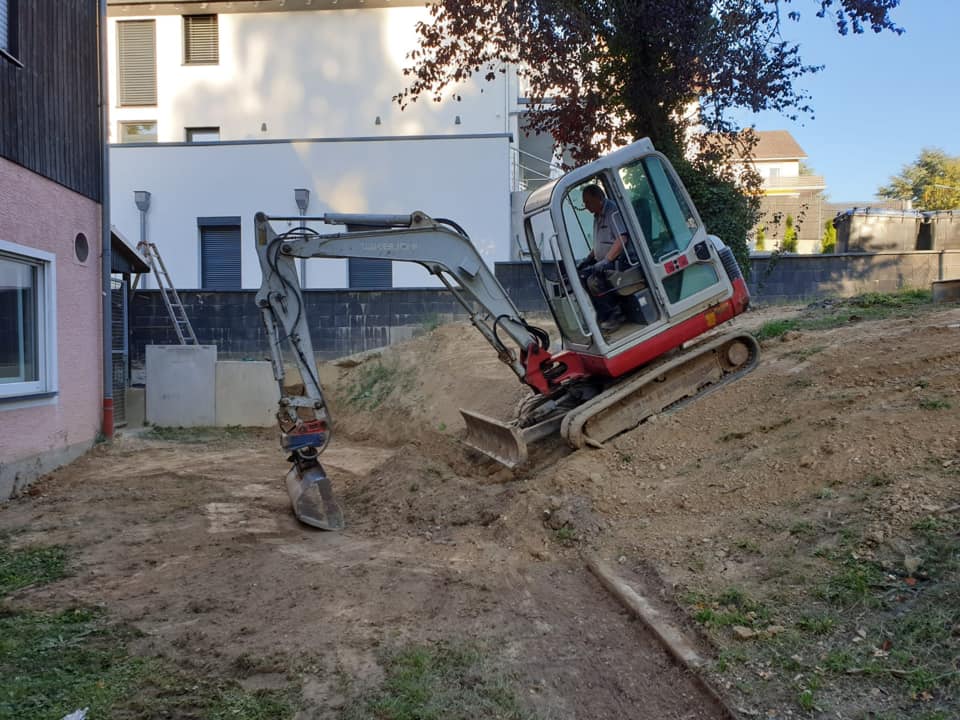 Frank Demant bei den ehrenamtlichen Bauarbeiten auf der Rückseite des Vereinsheims