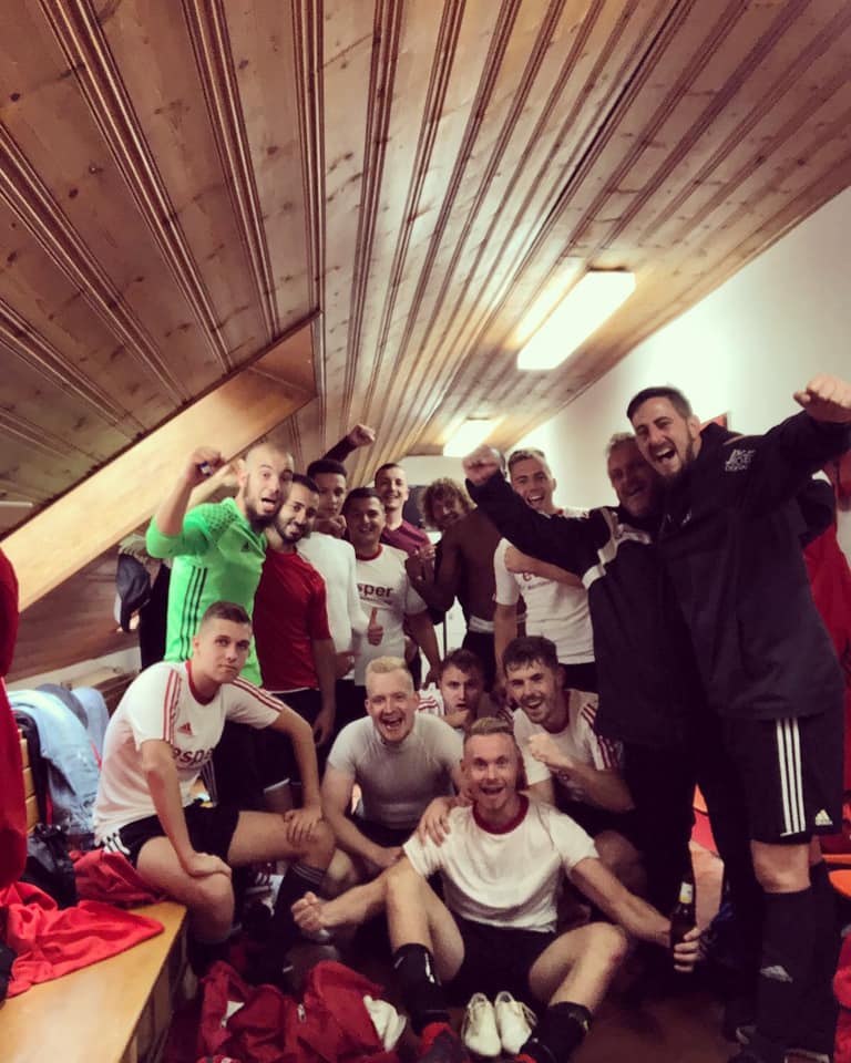 Siegerfoto der 1. Mannschaft nach dem Heimsieg gegen die SG Amöneburg/Kostheim 12