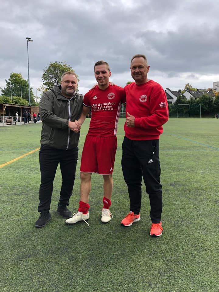 Unsere Trainer Michael Gerlach und Bubi Becker gratulieren Kevin Blum zur Geburt seines Sohnes