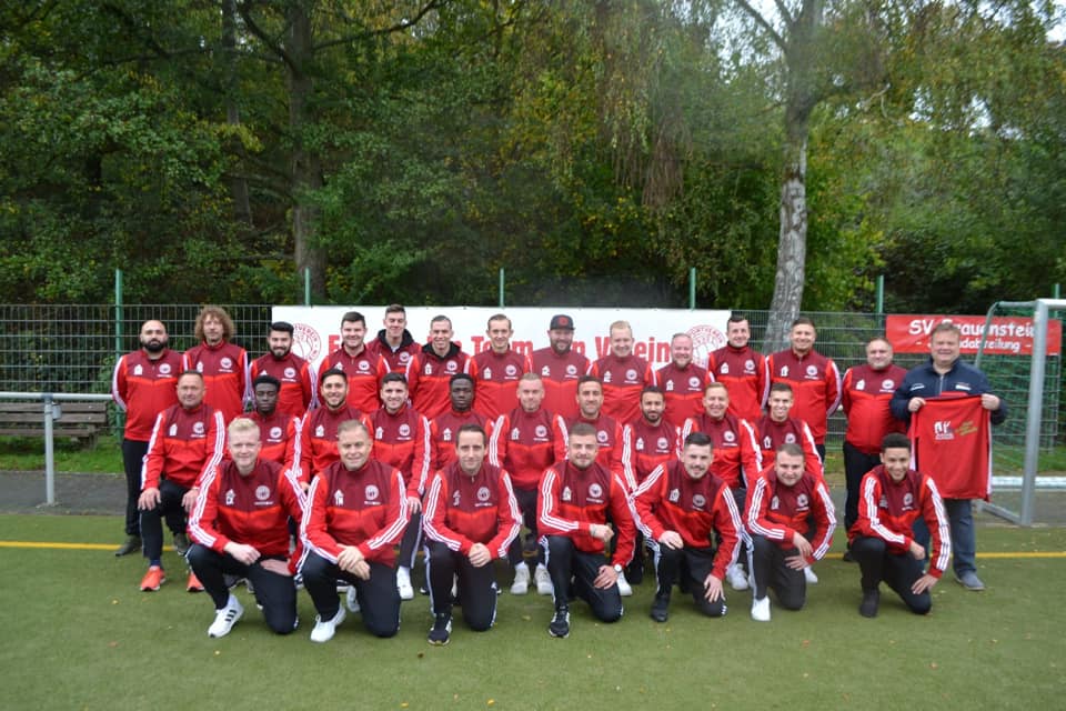 Unsere aktiven Teams posieren in den neuen Trainingsanzügen von adidas.