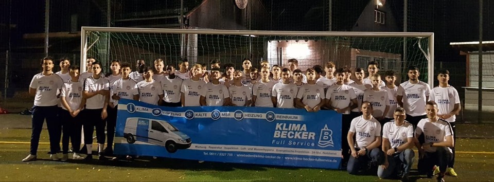 Die Spieler der B-Jugend freuen sich über ihre neue Ausstattung