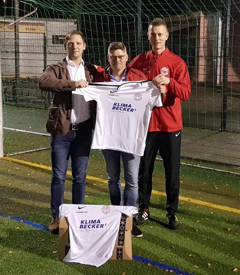 Die Firma Klima Becker sponsert neue Warm-Up-Shirts für unsere B-Junioren.