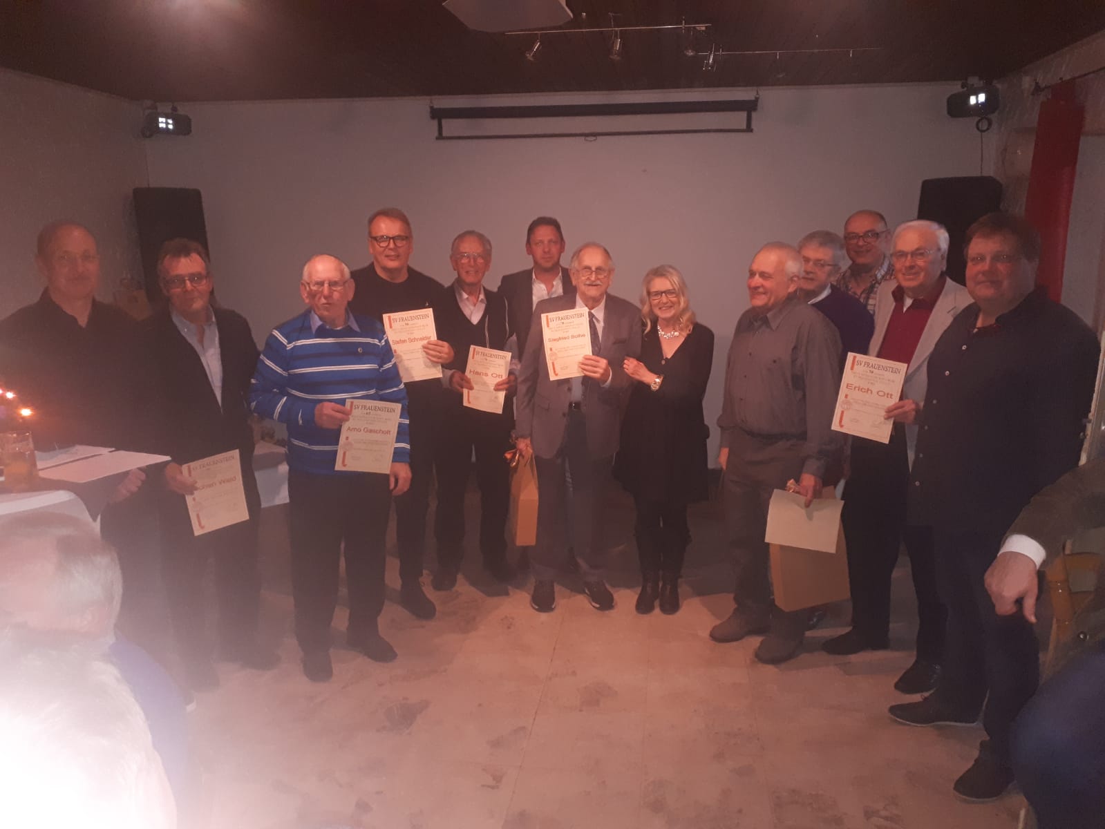 Unsere Jubilare gemeinsam mit dem Vorstand auf der diesjährigen Jahresabschlussfeier. v.l.n.r.: Geschäftsführer Stefan Ott, Jochen Wald, Arno Gaschott, Stefan Schneider, Hans Ott, Jugendleiter Jean-Pascal Arnold, Siegfried Bothe, 2. Finanzvorstand Beate McMillen, Bernd Haas, Heinz Hofmann, Igor Josimov, Erich Ott, 1. Vorsitzender Thomas Küpper